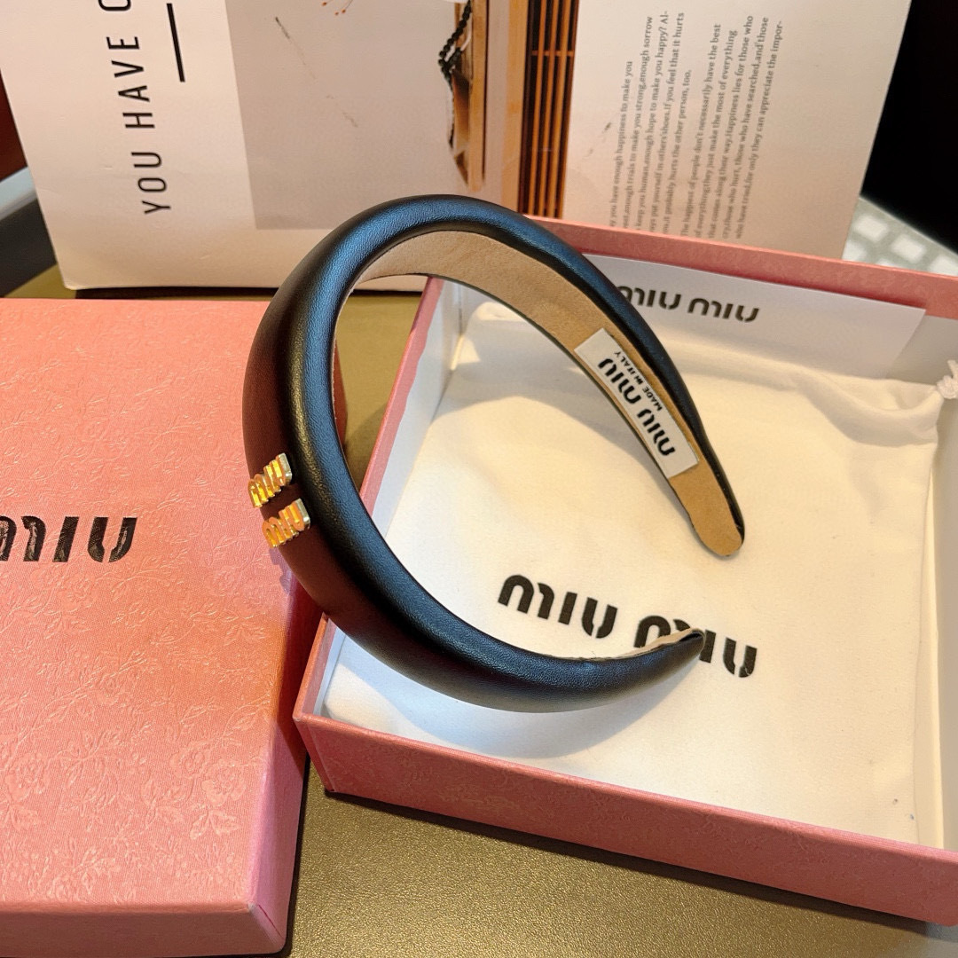 配包装
miumiu 缪缪  新款羊皮定制发箍，金属字母头箍！特制面料非常显质感、经典百搭少女风发饰