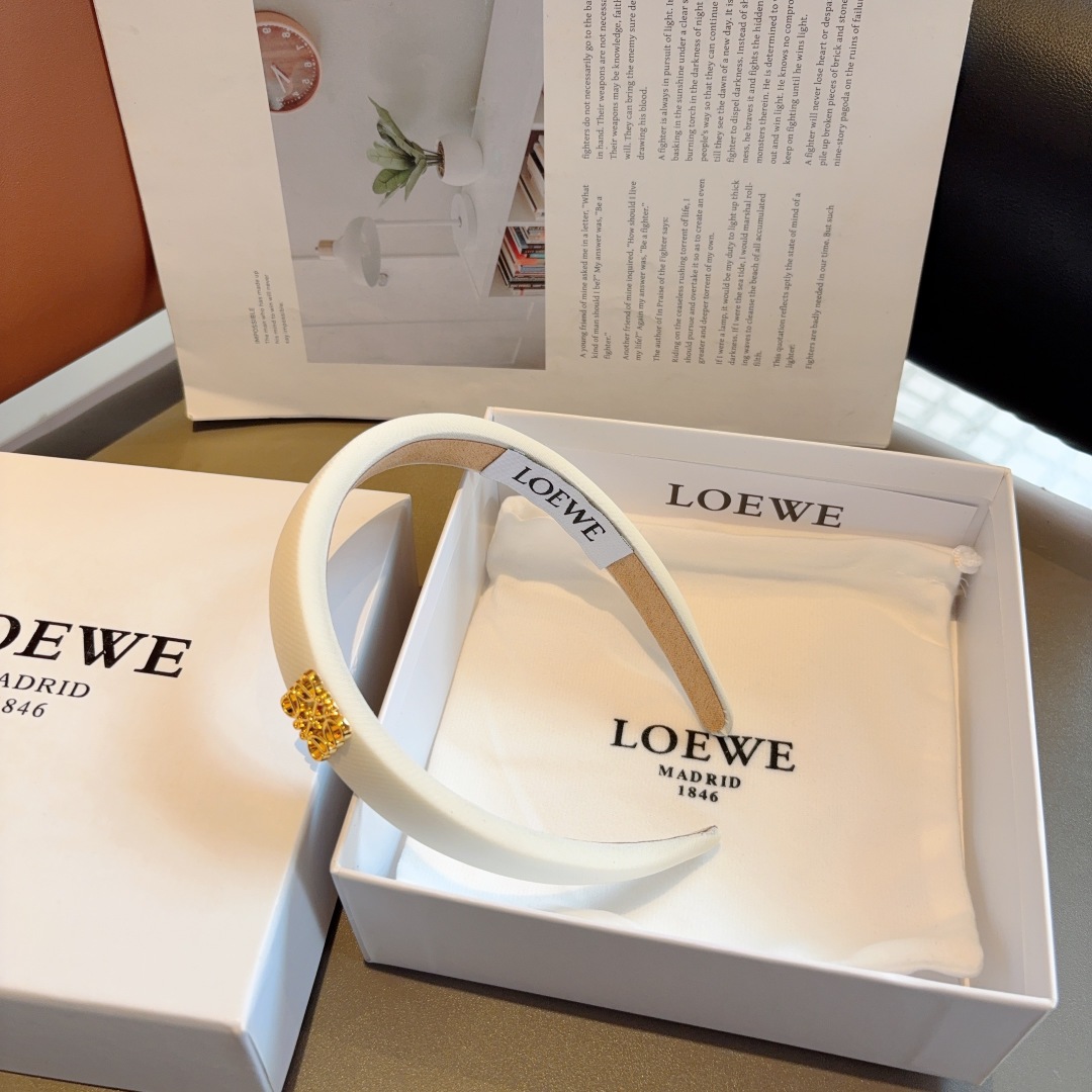 配包装
LOEWE（罗意威）火爆新款海绵发箍💕特供面料头箍、尖端网红最新款来袭 ！ 清新淑女范让时尚更简