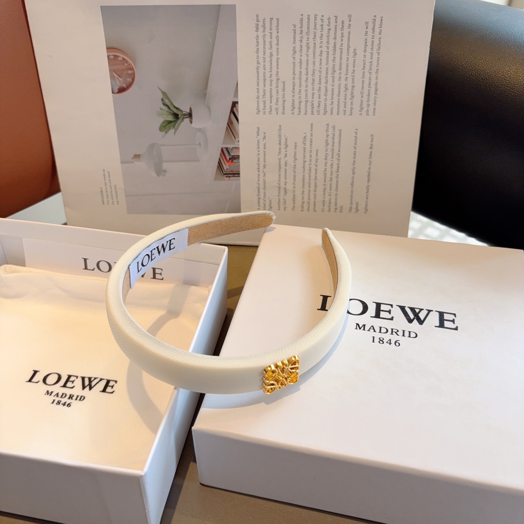 配包装
LOEWE（罗意威）火爆新款海绵发箍💕特供面料头箍、尖端网红最新款来袭 ！ 清新淑女范让时尚更简