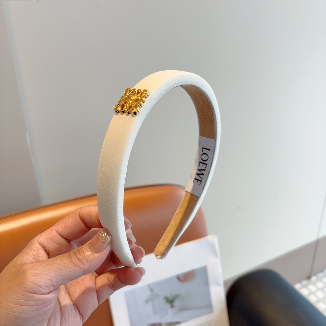 配包装
LOEWE（罗意威）火爆新款海绵发箍💕特供面料头箍、尖端网红最新款来袭 ！ 清新淑女范让时尚更简