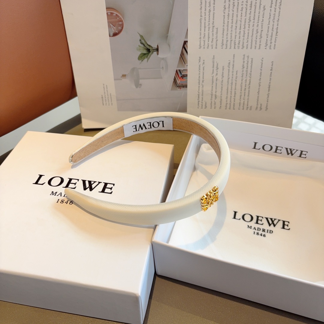 配包装
LOEWE（罗意威）火爆新款海绵发箍💕特供面料头箍、尖端网红最新款来袭 ！ 清新淑女范让时尚更简