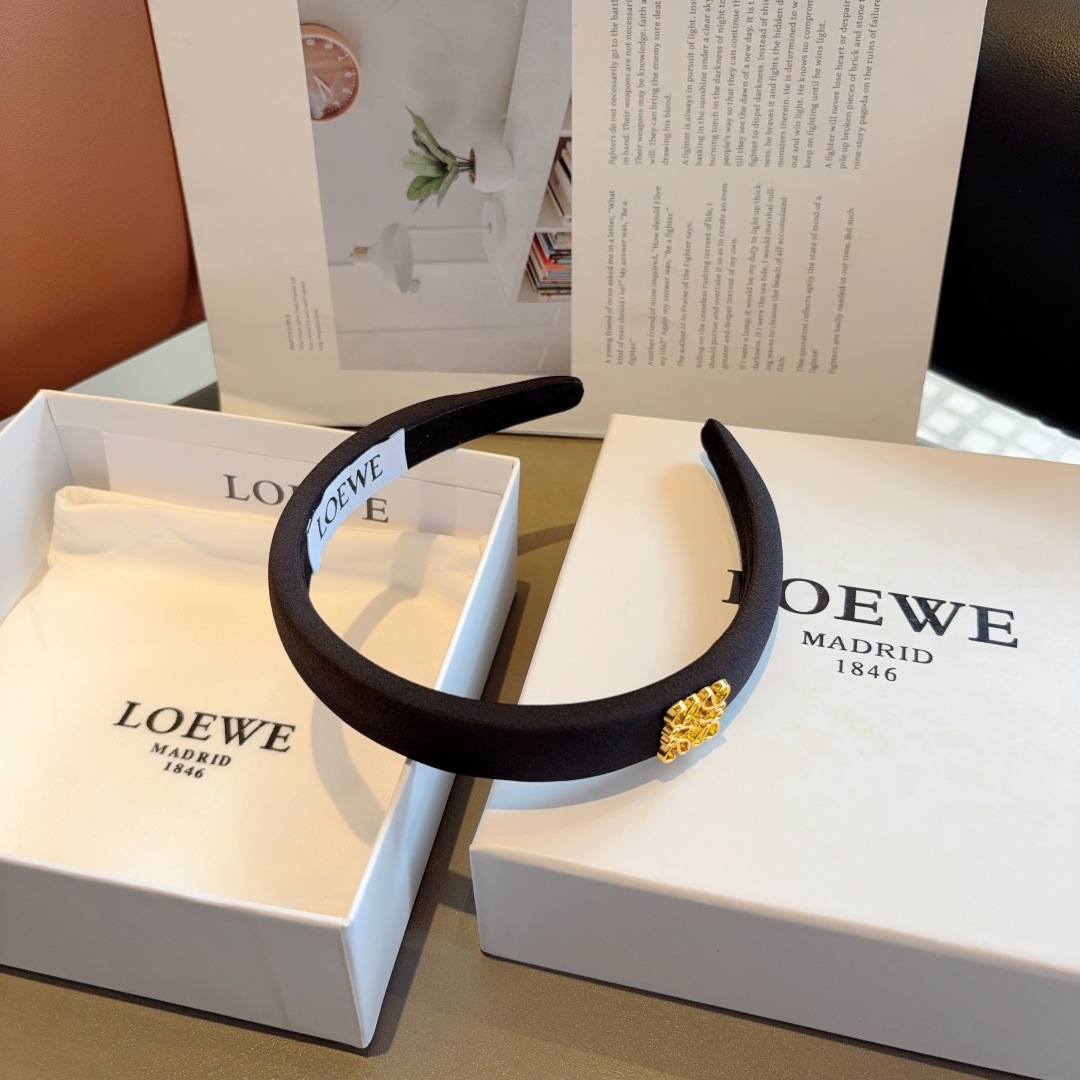 配包装
LOEWE（罗意威）火爆新款海绵发箍💕特供面料头箍、尖端网红最新款来袭 ！ 清新淑女范让时尚更简