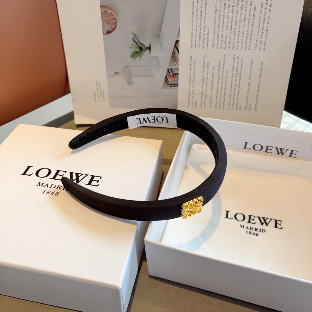 配包装
LOEWE（罗意威）火爆新款海绵发箍💕特供面料头箍、尖端网红最新款来袭 ！ 清新淑女范让时尚更简