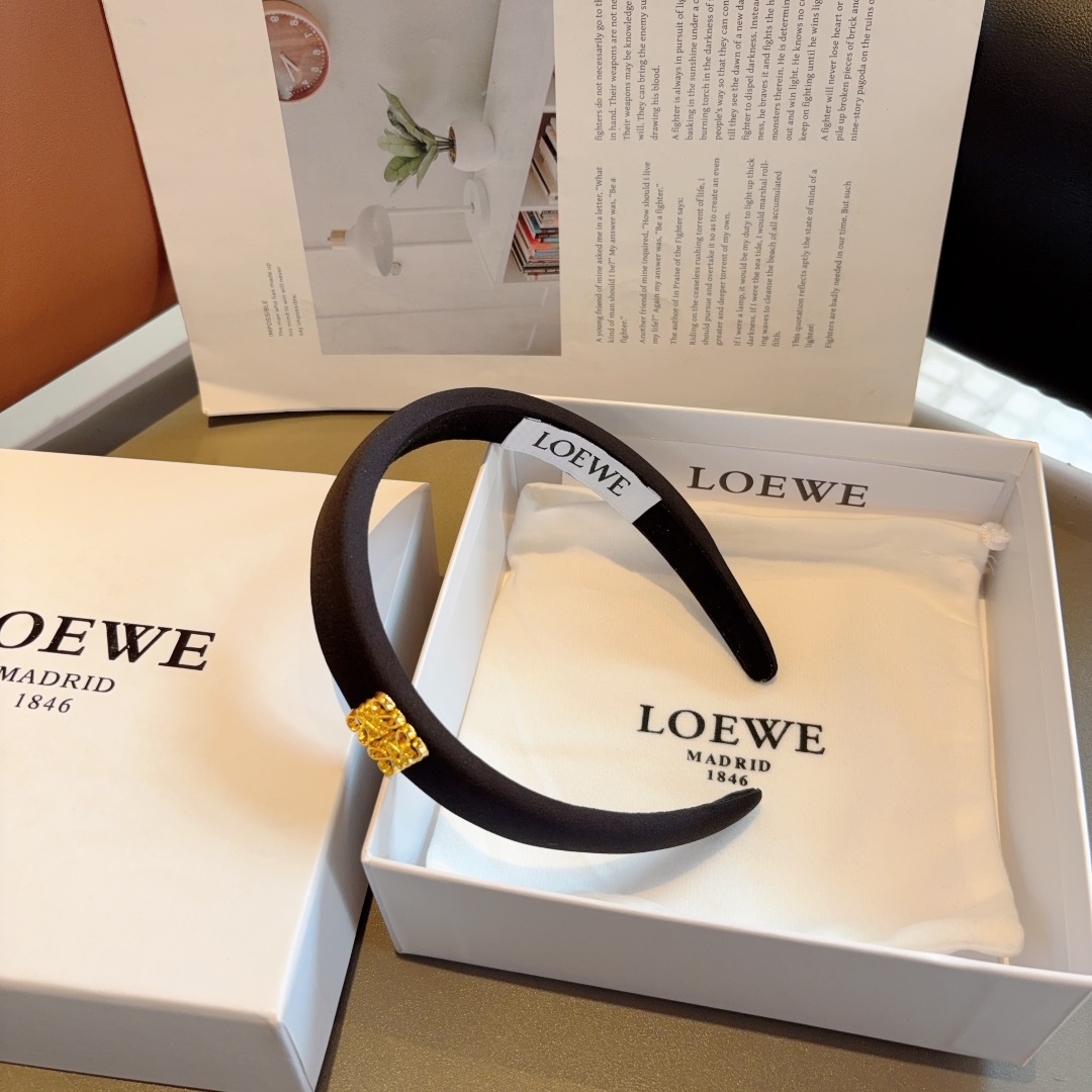 配包装
LOEWE（罗意威）火爆新款海绵发箍💕特供面料头箍、尖端网红最新款来袭 ！ 清新淑女范让时尚更简