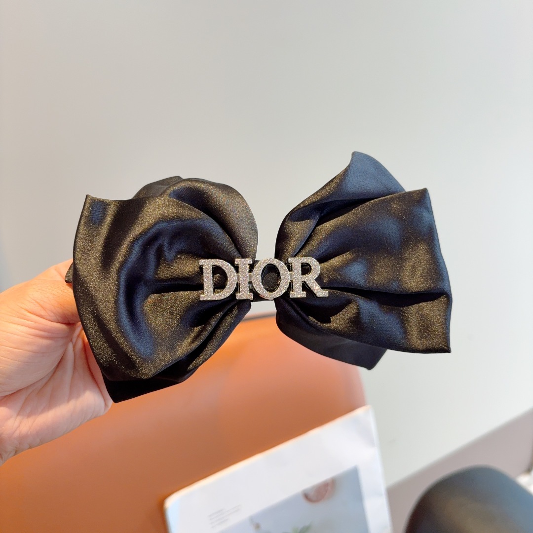配包装
Dior （迪奥）明星同款蝴蝶结抓夹发夹 弹弓夹 网红推荐款♥ 复古蝴蝶结款，超级百搭哦！敲黑板