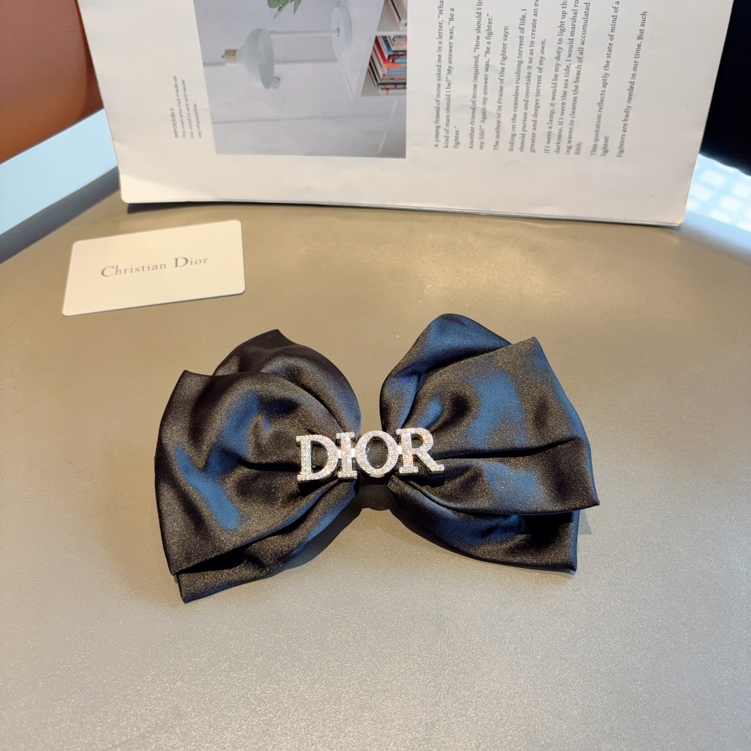 配包装
Dior （迪奥）明星同款蝴蝶结抓夹发夹 弹弓夹 网红推荐款♥ 复古蝴蝶结款，超级百搭哦！敲黑板