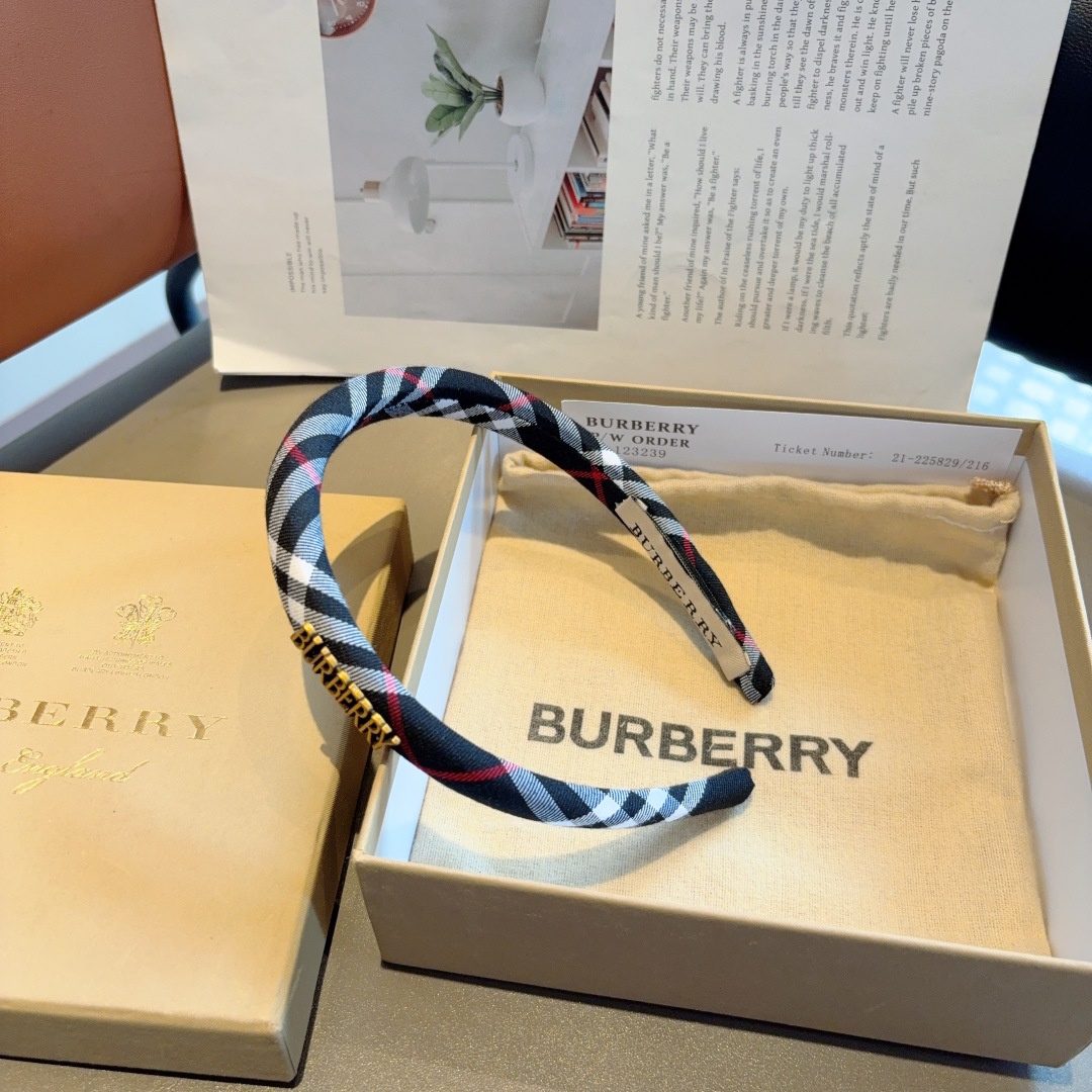 配包装
巴宝莉BURBERRY 新款高版格纹窄版发箍，客供面料头箍🎀细节全部实拍！非常耐看又百搭、适合各