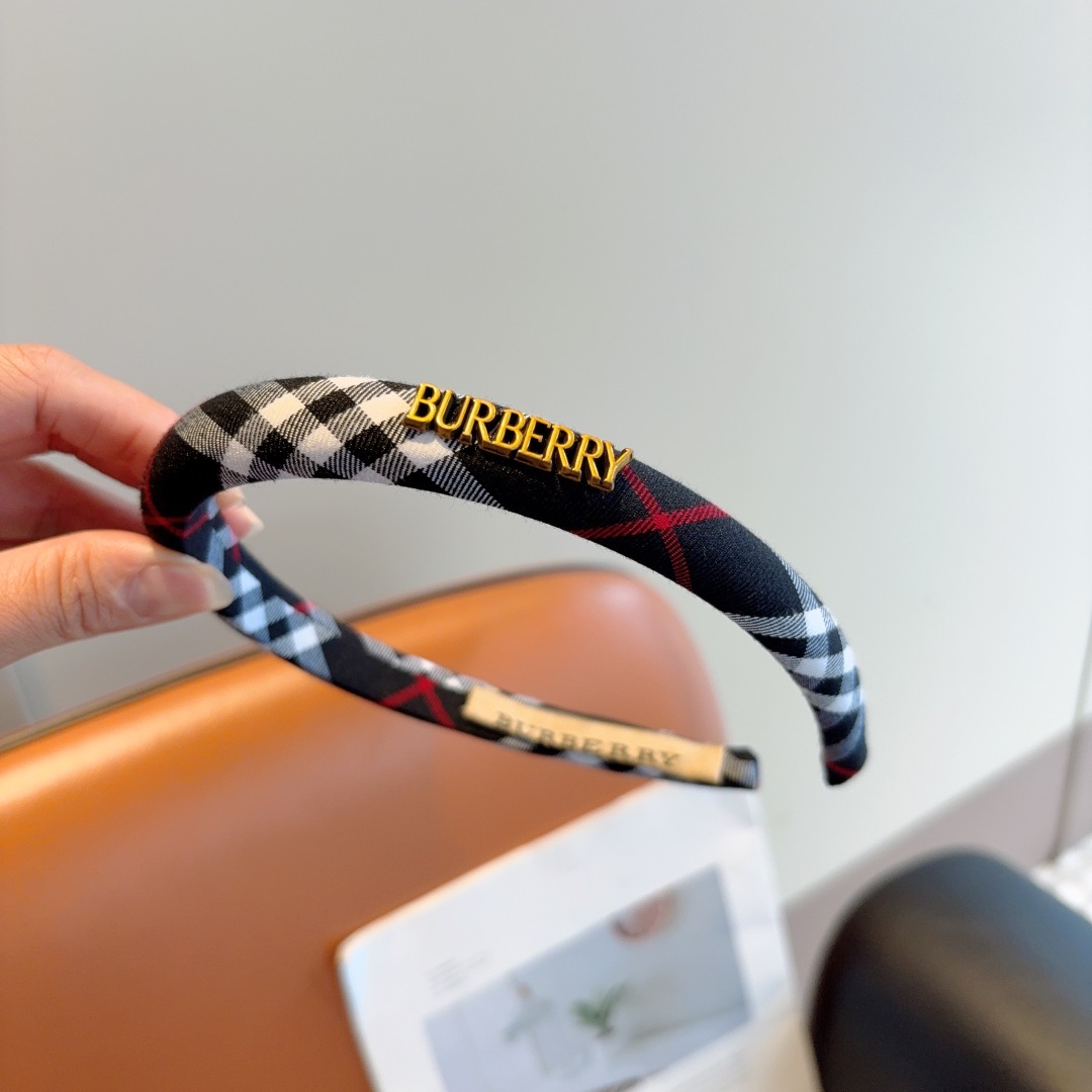 配包装
巴宝莉BURBERRY 新款高版格纹窄版发箍，客供面料头箍🎀细节全部实拍！非常耐看又百搭、适合各