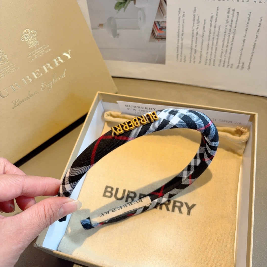 配包装
巴宝莉BURBERRY 新款高版格纹窄版发箍，客供面料头箍🎀细节全部实拍！非常耐看又百搭、适合各