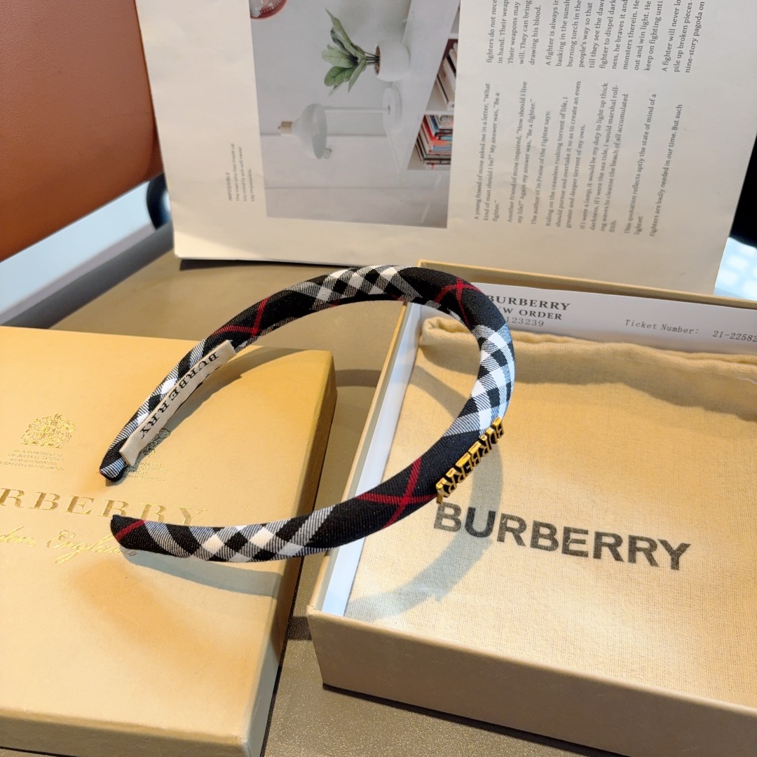配包装
巴宝莉BURBERRY 新款高版格纹窄版发箍，客供面料头箍🎀细节全部实拍！非常耐看又百搭、适合各