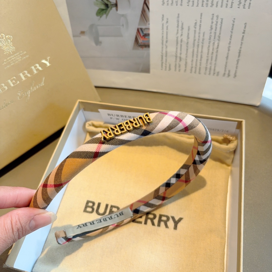 配包装
巴宝莉BURBERRY 新款高版格纹窄版发箍，客供面料头箍🎀细节全部实拍！非常耐看又百搭、适合各