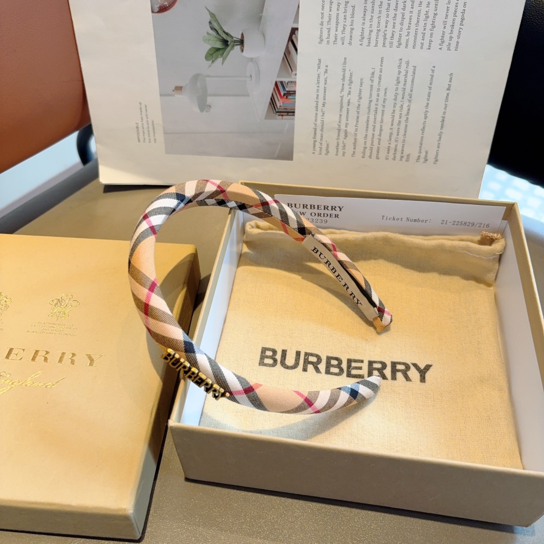 配包装
巴宝莉BURBERRY 新款高版格纹窄版发箍，客供面料头箍🎀细节全部实拍！非常耐看又百搭、适合各