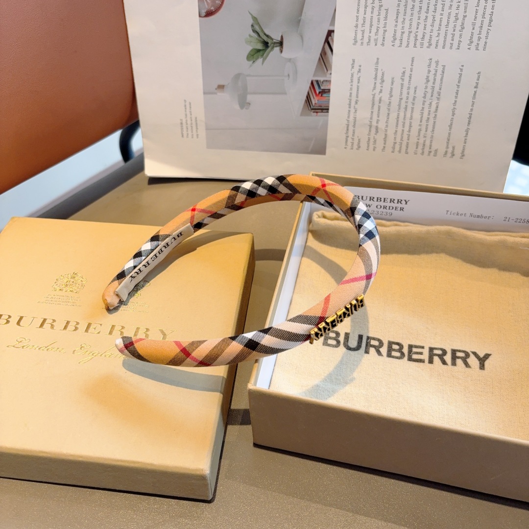 配包装
巴宝莉BURBERRY 新款高版格纹窄版发箍，客供面料头箍🎀细节全部实拍！非常耐看又百搭、适合各