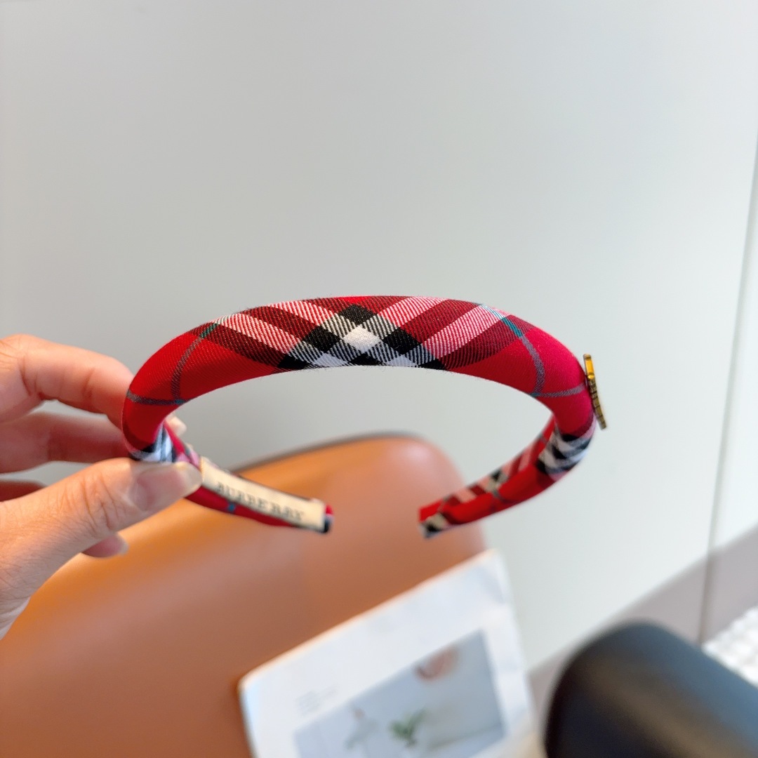 配包装
巴宝莉BURBERRY 新款高版格纹窄版发箍，客供面料头箍🎀细节全部实拍！非常耐看又百搭、适合各