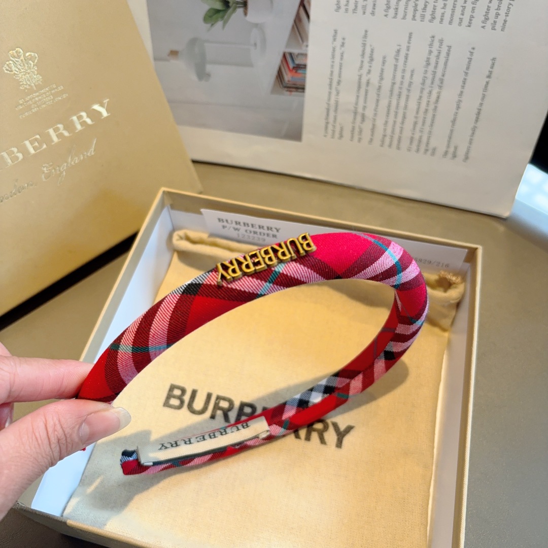 配包装
巴宝莉BURBERRY 新款高版格纹窄版发箍，客供面料头箍🎀细节全部实拍！非常耐看又百搭、适合各