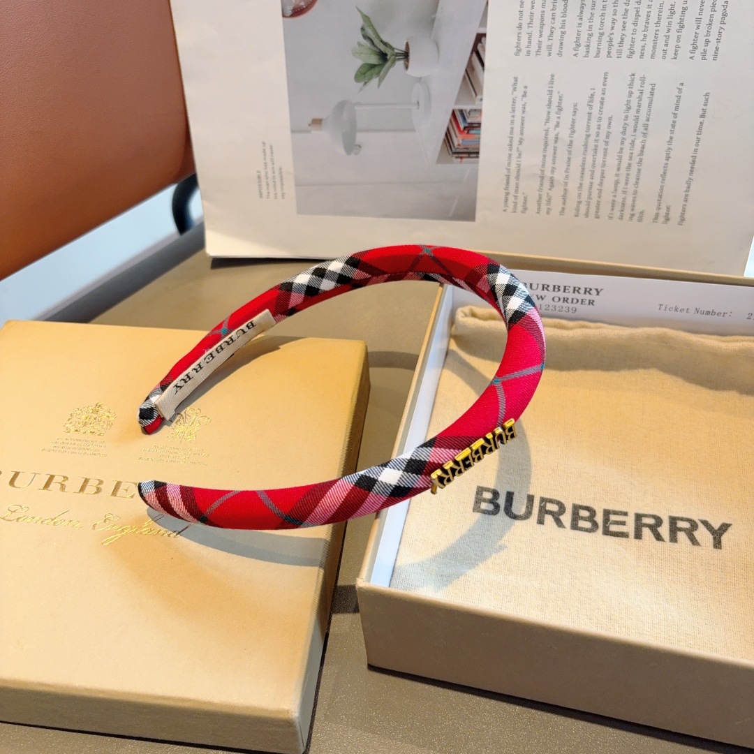 配包装
巴宝莉BURBERRY 新款高版格纹窄版发箍，客供面料头箍🎀细节全部实拍！非常耐看又百搭、适合各