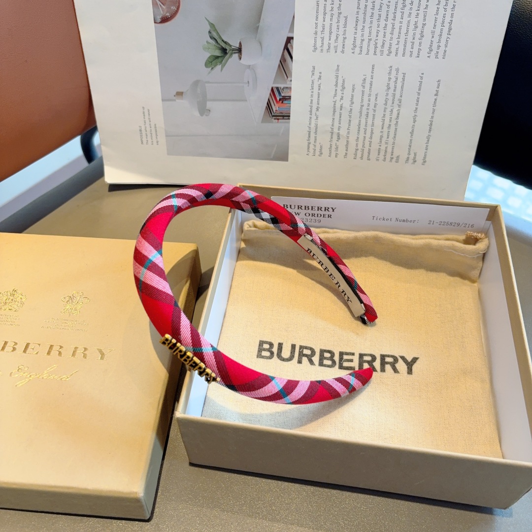 配包装
巴宝莉BURBERRY 新款高版格纹窄版发箍，客供面料头箍🎀细节全部实拍！非常耐看又百搭、适合各