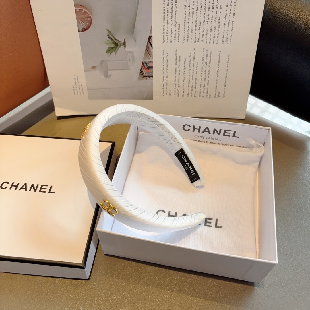 配包装
CHANEL（香奈儿）新款精美字母发箍，复古网红爆款头箍 搭配高端材质，超精致，时尚高级感百搭款