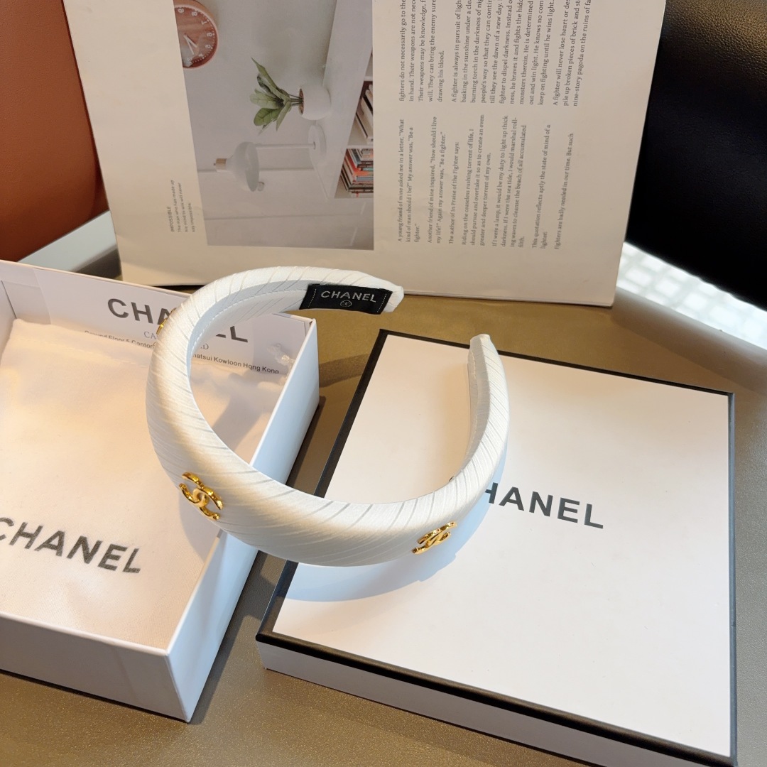 配包装
CHANEL（香奈儿）新款精美字母发箍，复古网红爆款头箍 搭配高端材质，超精致，时尚高级感百搭款