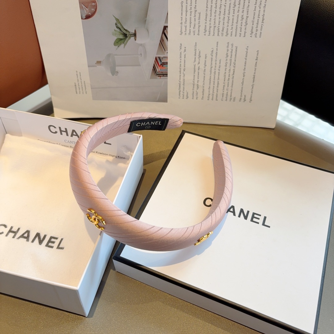 配包装
CHANEL（香奈儿）新款精美字母发箍，复古网红爆款头箍 搭配高端材质，超精致，时尚高级感百搭款