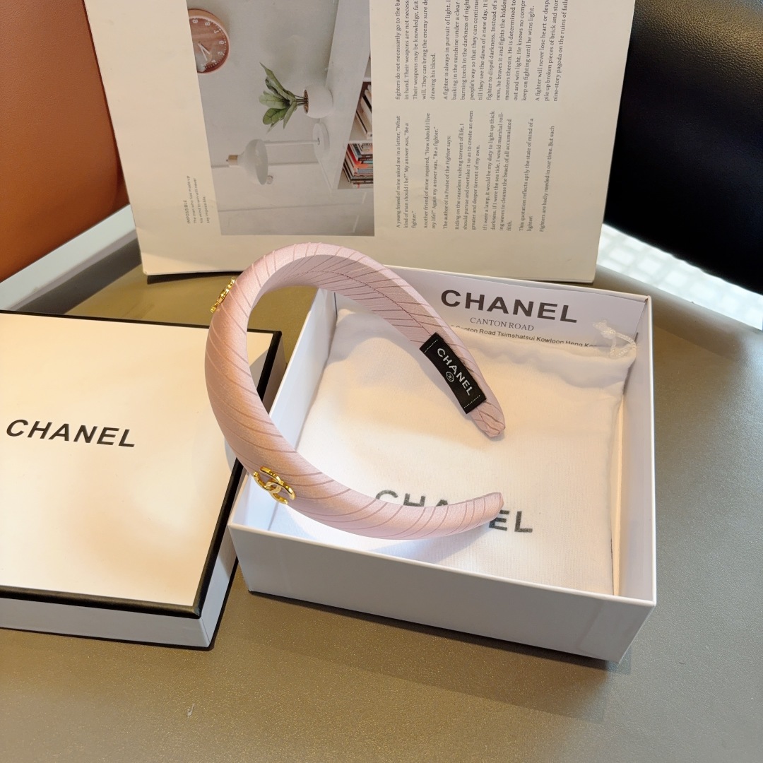 配包装
CHANEL（香奈儿）新款精美字母发箍，复古网红爆款头箍 搭配高端材质，超精致，时尚高级感百搭款