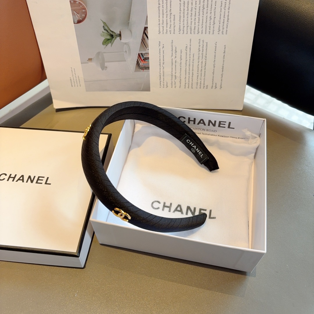 配包装
CHANEL（香奈儿）新款精美字母发箍，复古网红爆款头箍 搭配高端材质，超精致，时尚高级感百搭款