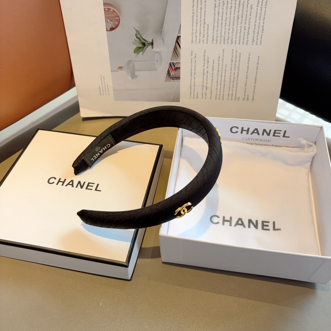 配包装
CHANEL（香奈儿）新款精美字母发箍，复古网红爆款头箍 搭配高端材质，超精致，时尚高级感百搭款