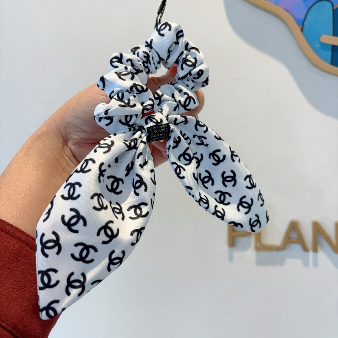 配包装
CHANEL 香奈儿字母飘带马尾发圈 蝴蝶结肠圈，高档韩版小香风皮筋，经典花型设计， 高端大气，