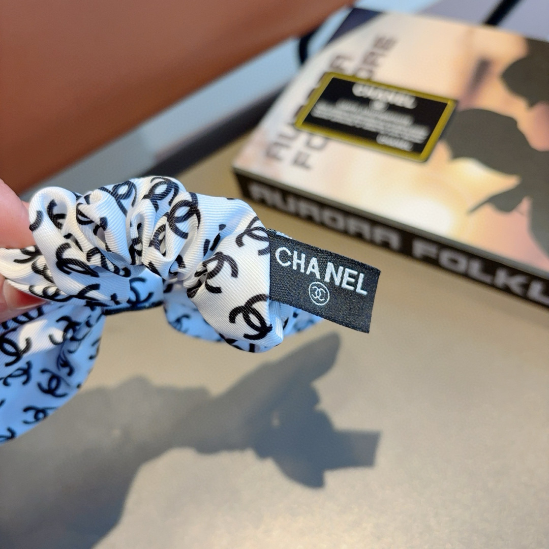 配包装
CHANEL 香奈儿字母飘带马尾发圈 蝴蝶结肠圈，高档韩版小香风皮筋，经典花型设计， 高端大气，
