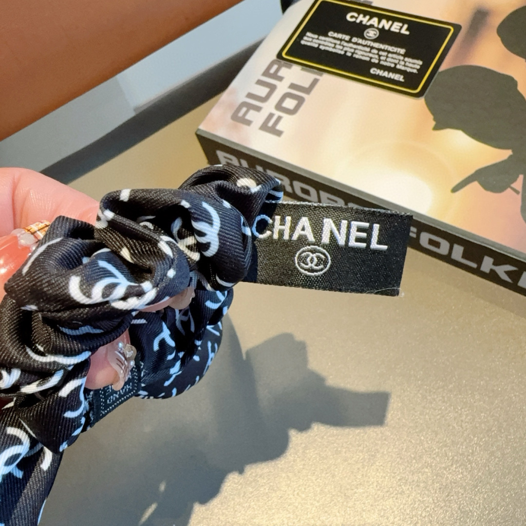 配包装
CHANEL 香奈儿字母飘带马尾发圈 蝴蝶结肠圈，高档韩版小香风皮筋，经典花型设计， 高端大气，