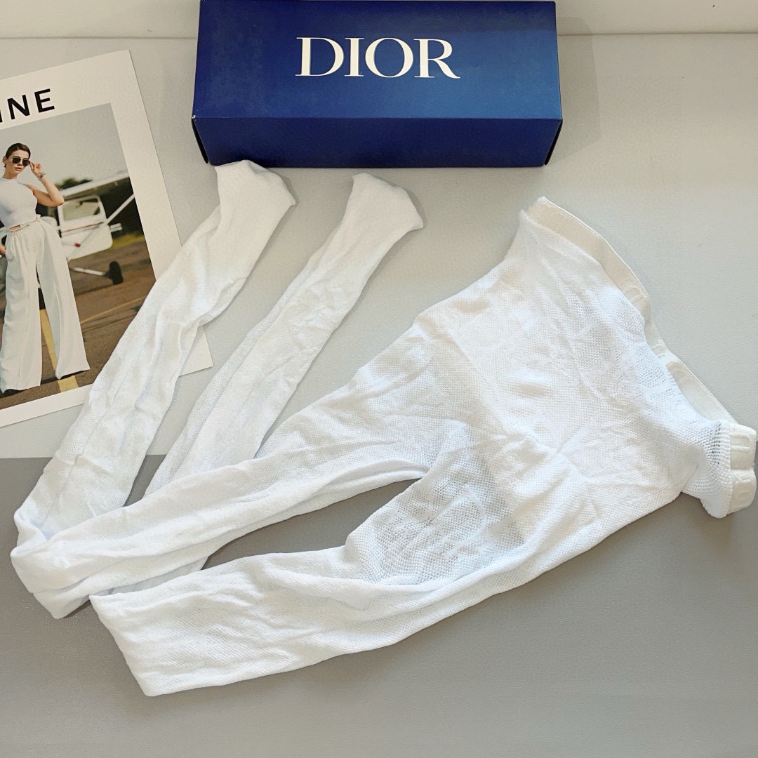 配包装（一盒1双）
Dior 迪奥 爆款大D字母网袜 连裤袜（腰头带logo）超火欧美大牌丝袜。潮人秋冬