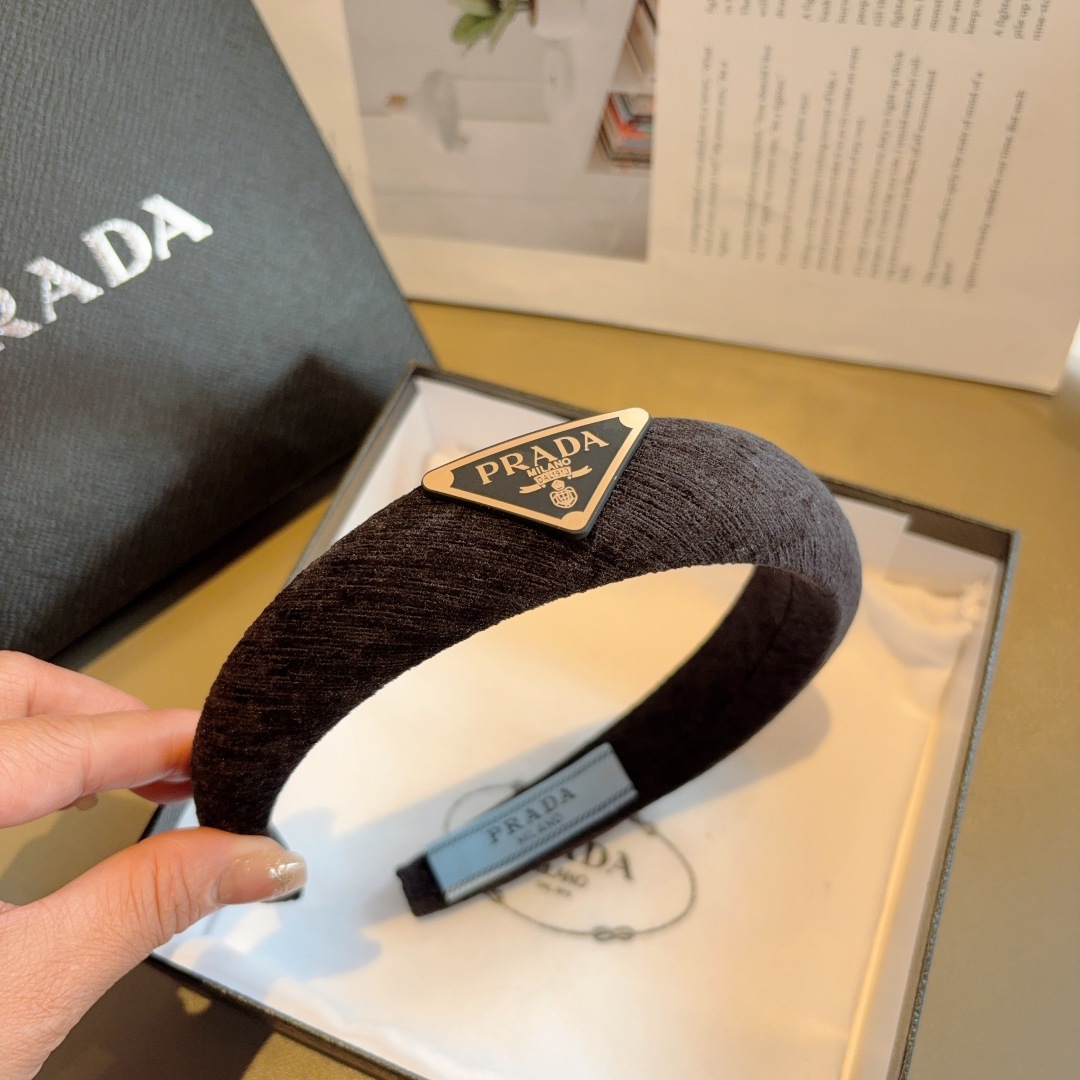 配包装
PRADA （普拉达）新款潮流倒三角铁标字母发箍。气质女神必备单品，非常百搭，时尚潮流， 戴上它