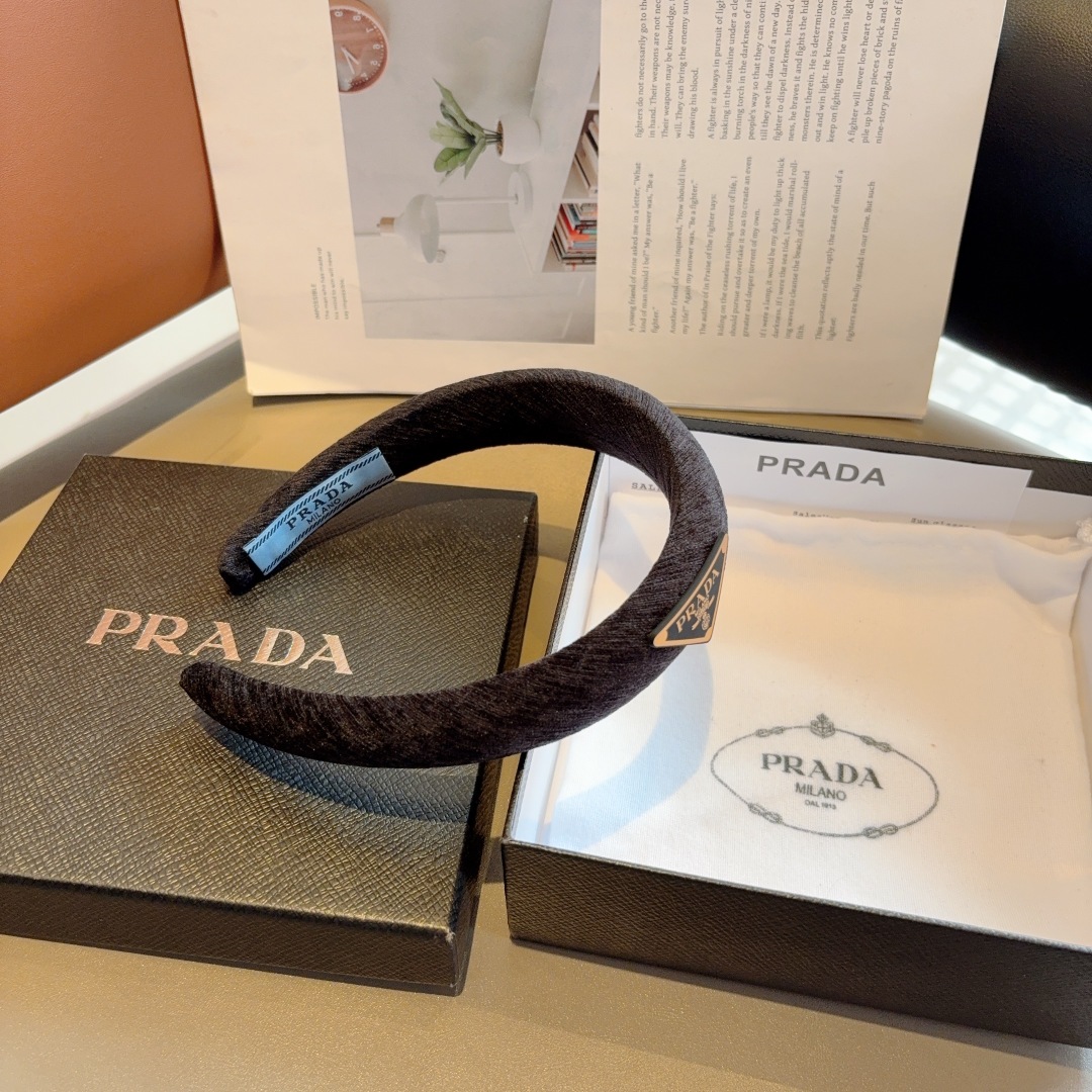 配包装
PRADA （普拉达）新款潮流倒三角铁标字母发箍。气质女神必备单品，非常百搭，时尚潮流， 戴上它