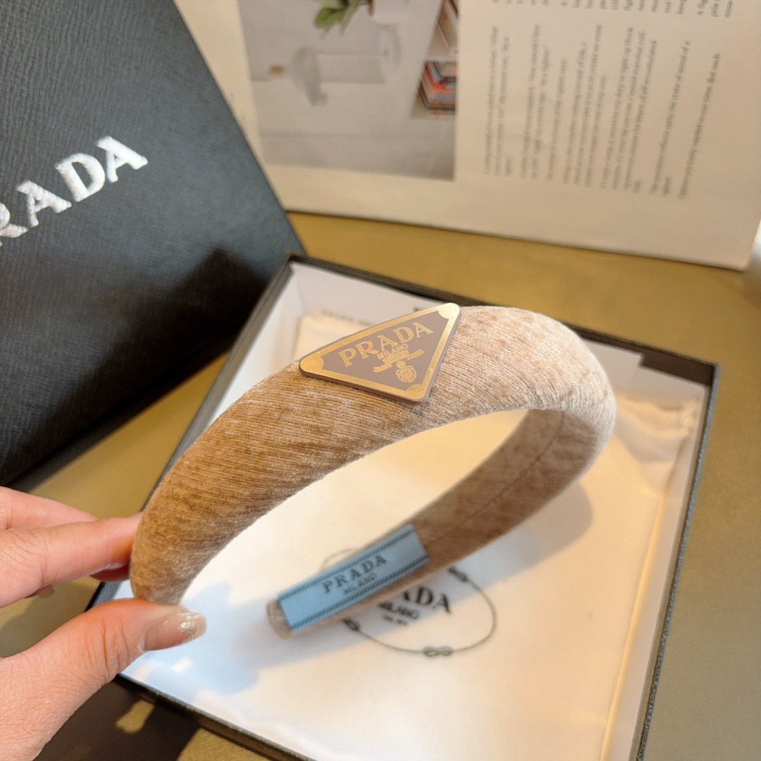配包装
PRADA （普拉达）新款潮流倒三角铁标字母发箍。气质女神必备单品，非常百搭，时尚潮流， 戴上它