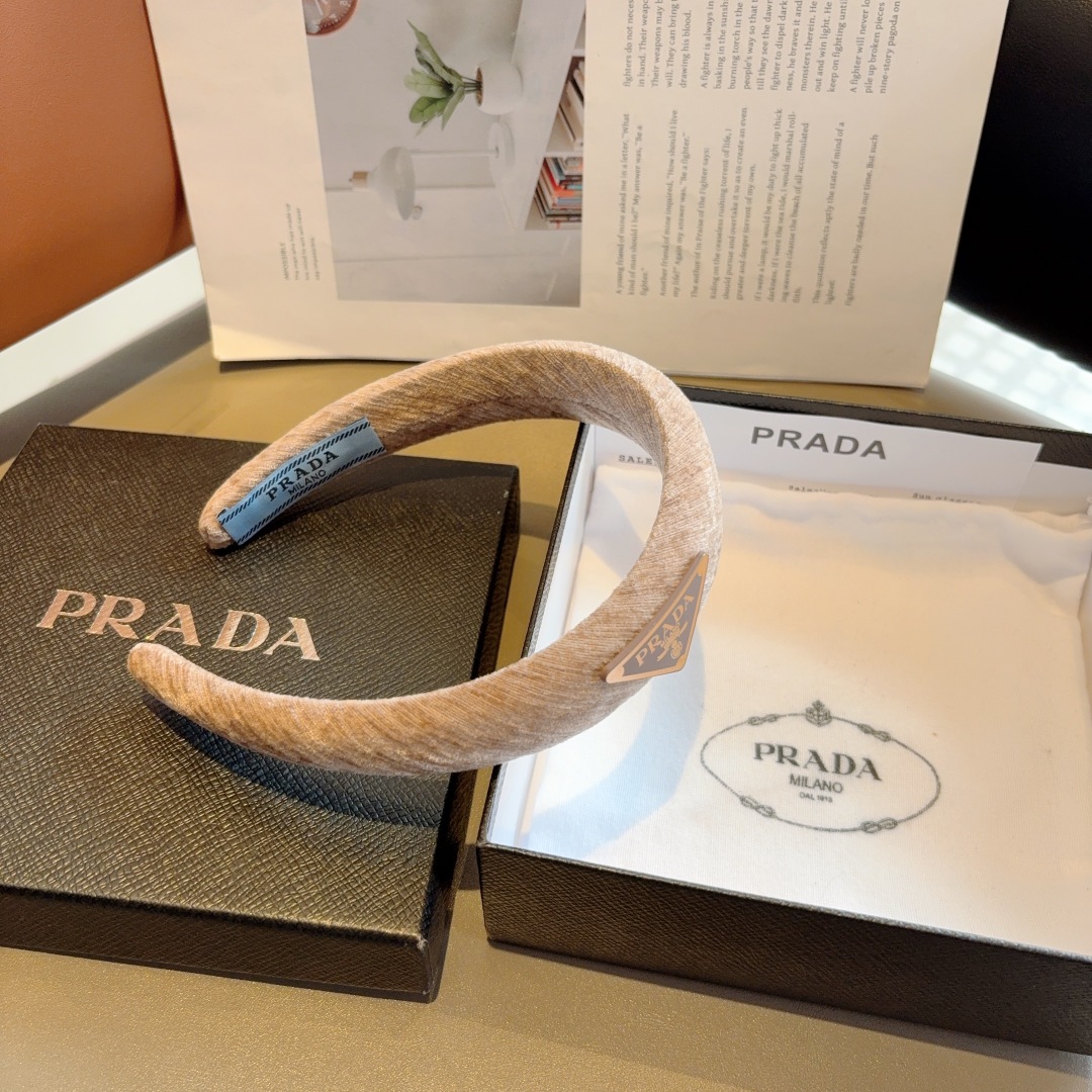 配包装
PRADA （普拉达）新款潮流倒三角铁标字母发箍。气质女神必备单品，非常百搭，时尚潮流， 戴上它