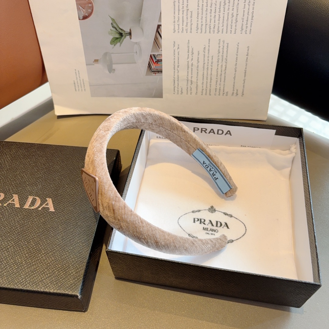 配包装
PRADA （普拉达）新款潮流倒三角铁标字母发箍。气质女神必备单品，非常百搭，时尚潮流， 戴上它
