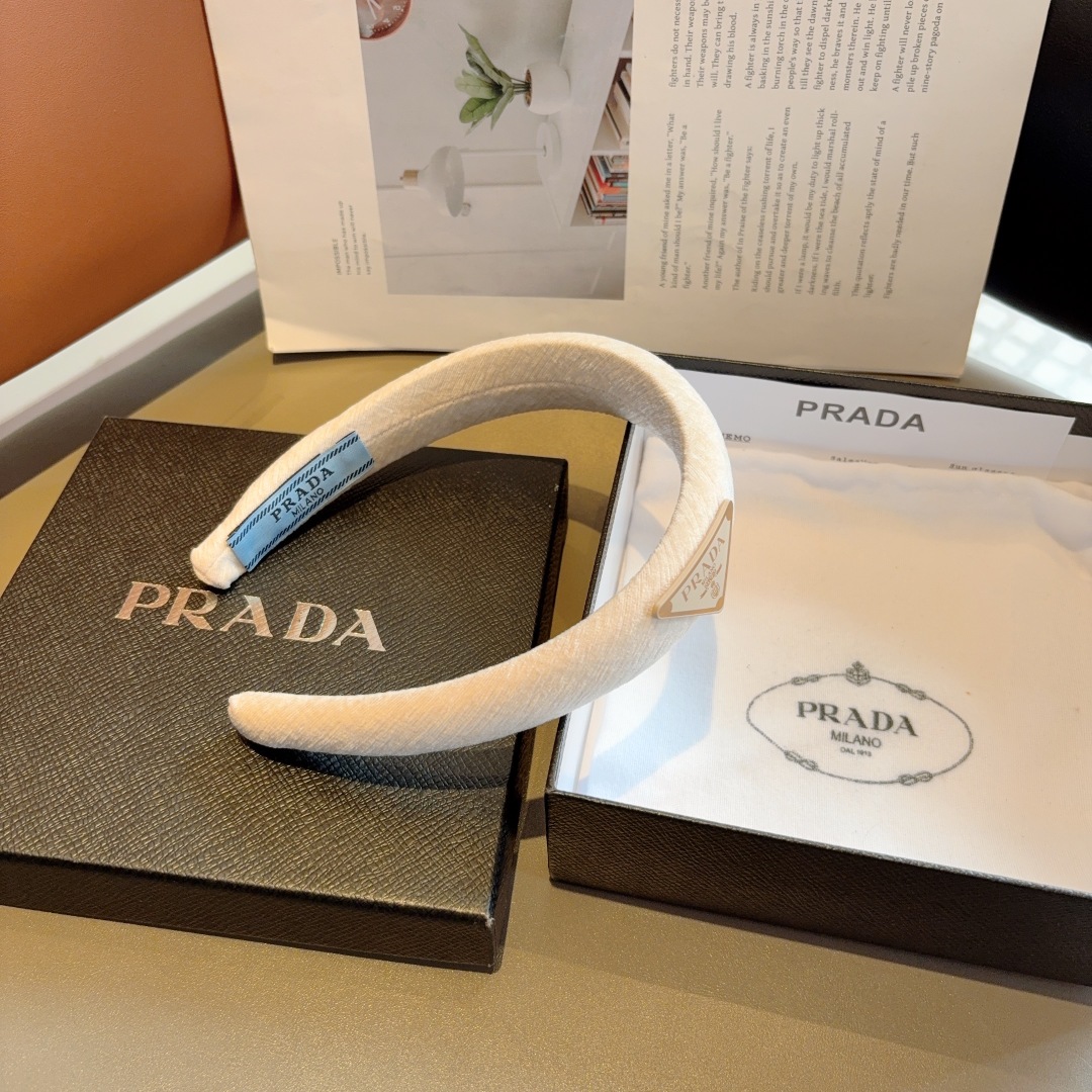 配包装
PRADA （普拉达）新款潮流倒三角铁标字母发箍。气质女神必备单品，非常百搭，时尚潮流， 戴上它
