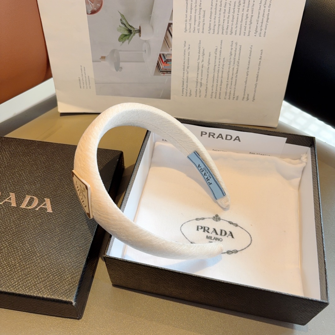 配包装
PRADA （普拉达）新款潮流倒三角铁标字母发箍。气质女神必备单品，非常百搭，时尚潮流， 戴上它
