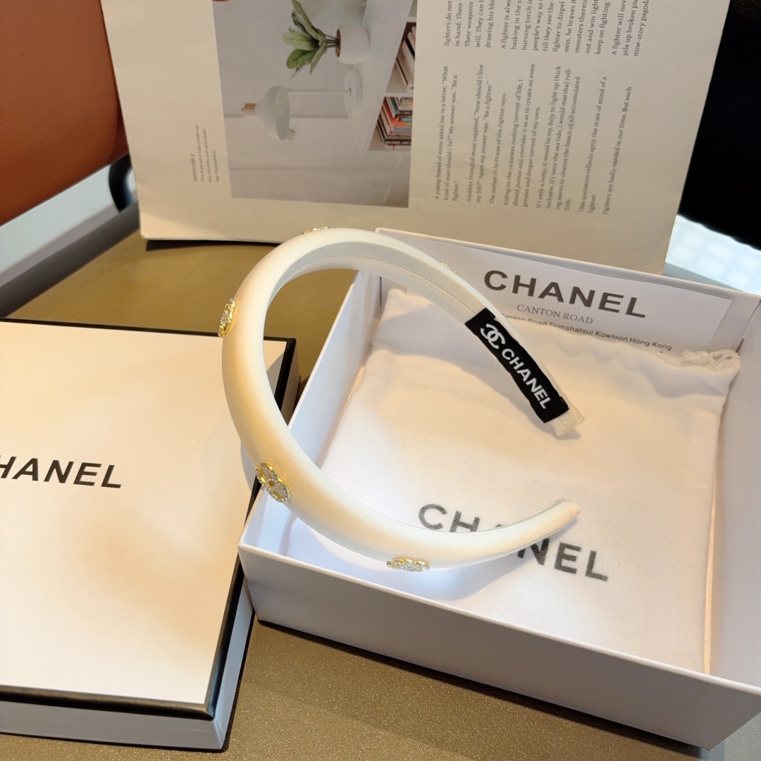 配包装
CHANEL（香奈儿）新款精美字母发箍，复古网红爆款头箍 搭配高端材质，超精致，时尚高级感百搭款