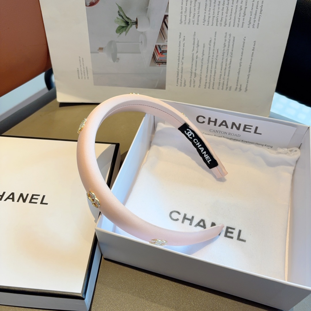 配包装
CHANEL（香奈儿）新款精美字母发箍，复古网红爆款头箍 搭配高端材质，超精致，时尚高级感百搭款