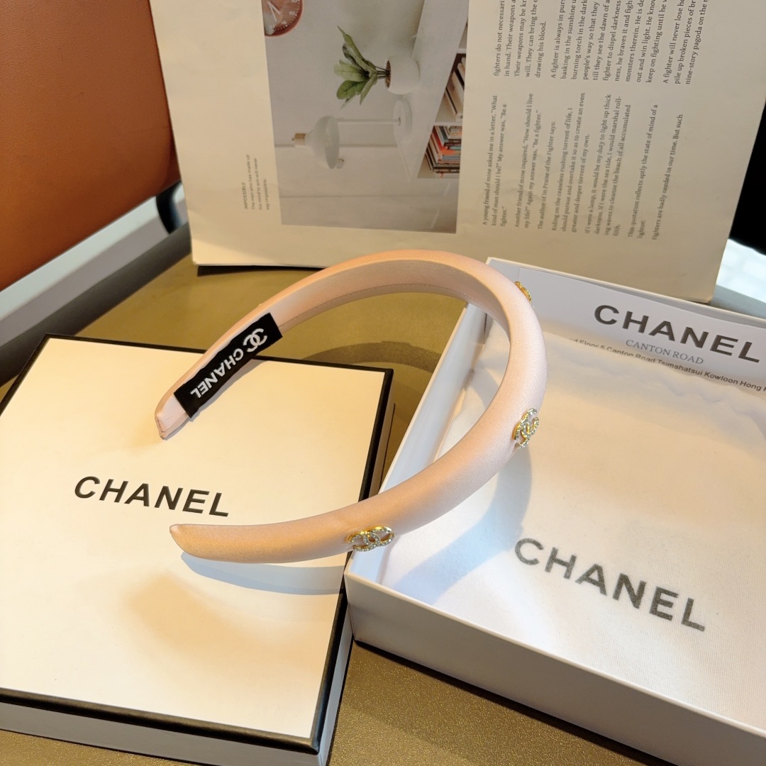 配包装
CHANEL（香奈儿）新款精美字母发箍，复古网红爆款头箍 搭配高端材质，超精致，时尚高级感百搭款