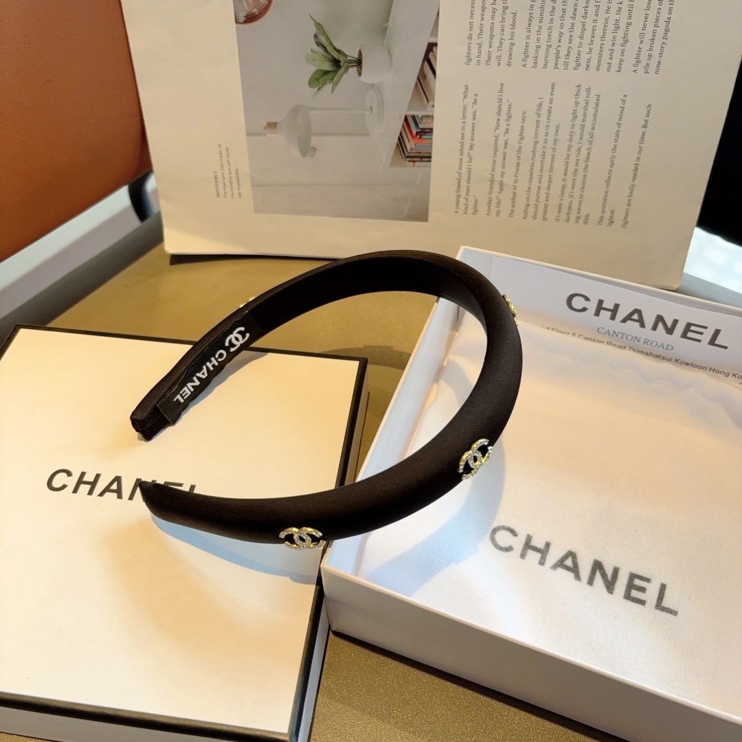 配包装
CHANEL（香奈儿）新款精美字母发箍，复古网红爆款头箍 搭配高端材质，超精致，时尚高级感百搭款