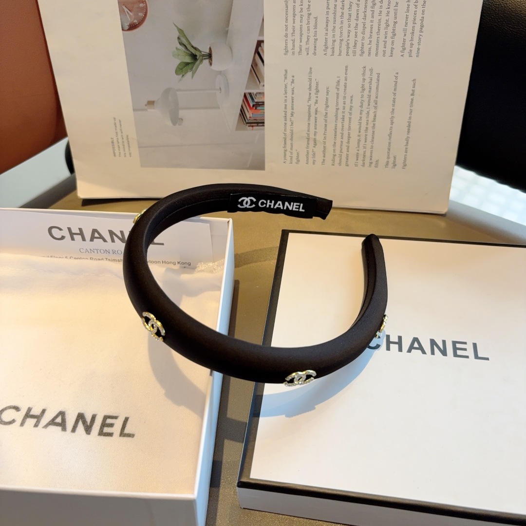 配包装
CHANEL（香奈儿）新款精美字母发箍，复古网红爆款头箍 搭配高端材质，超精致，时尚高级感百搭款