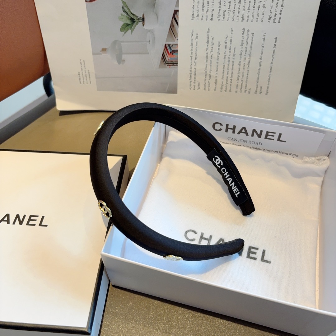 配包装
CHANEL（香奈儿）新款精美字母发箍，复古网红爆款头箍 搭配高端材质，超精致，时尚高级感百搭款