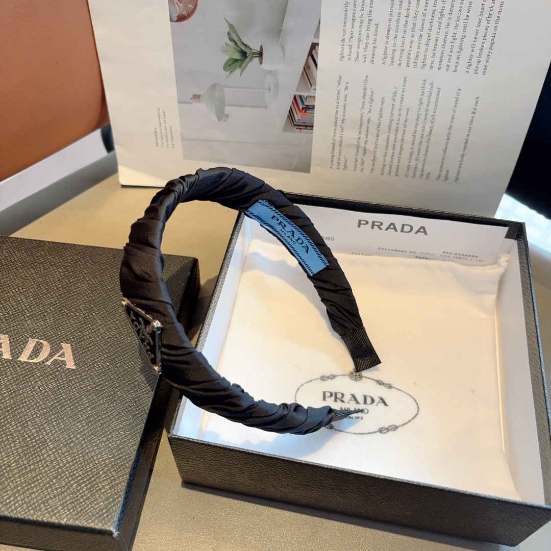 配包装
PRADA （普拉达）新款潮流字母发箍。气质女神必备单品，非常百搭，时尚潮流， 戴上它满满的高大