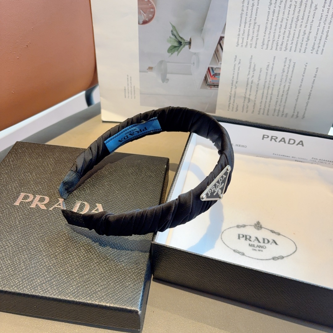 配包装
PRADA （普拉达）新款潮流字母发箍。气质女神必备单品，非常百搭，时尚潮流， 戴上它满满的高大