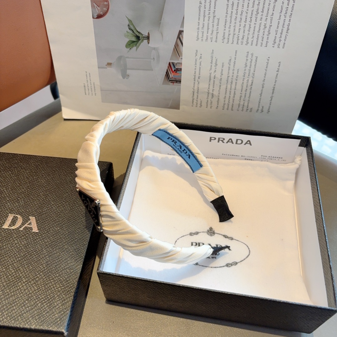 配包装
PRADA （普拉达）新款潮流字母发箍。气质女神必备单品，非常百搭，时尚潮流， 戴上它满满的高大