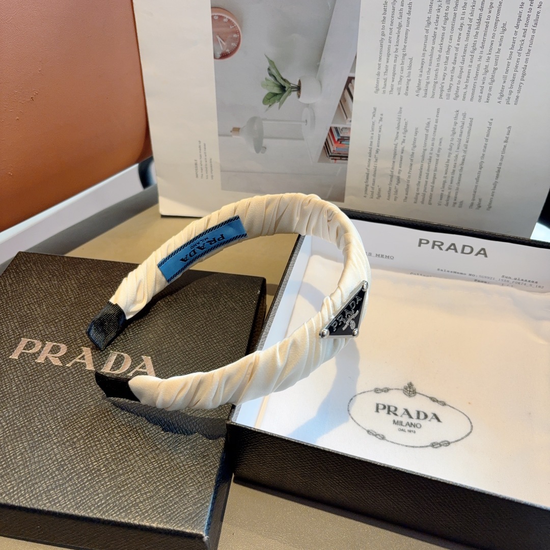 配包装
PRADA （普拉达）新款潮流字母发箍。气质女神必备单品，非常百搭，时尚潮流， 戴上它满满的高大