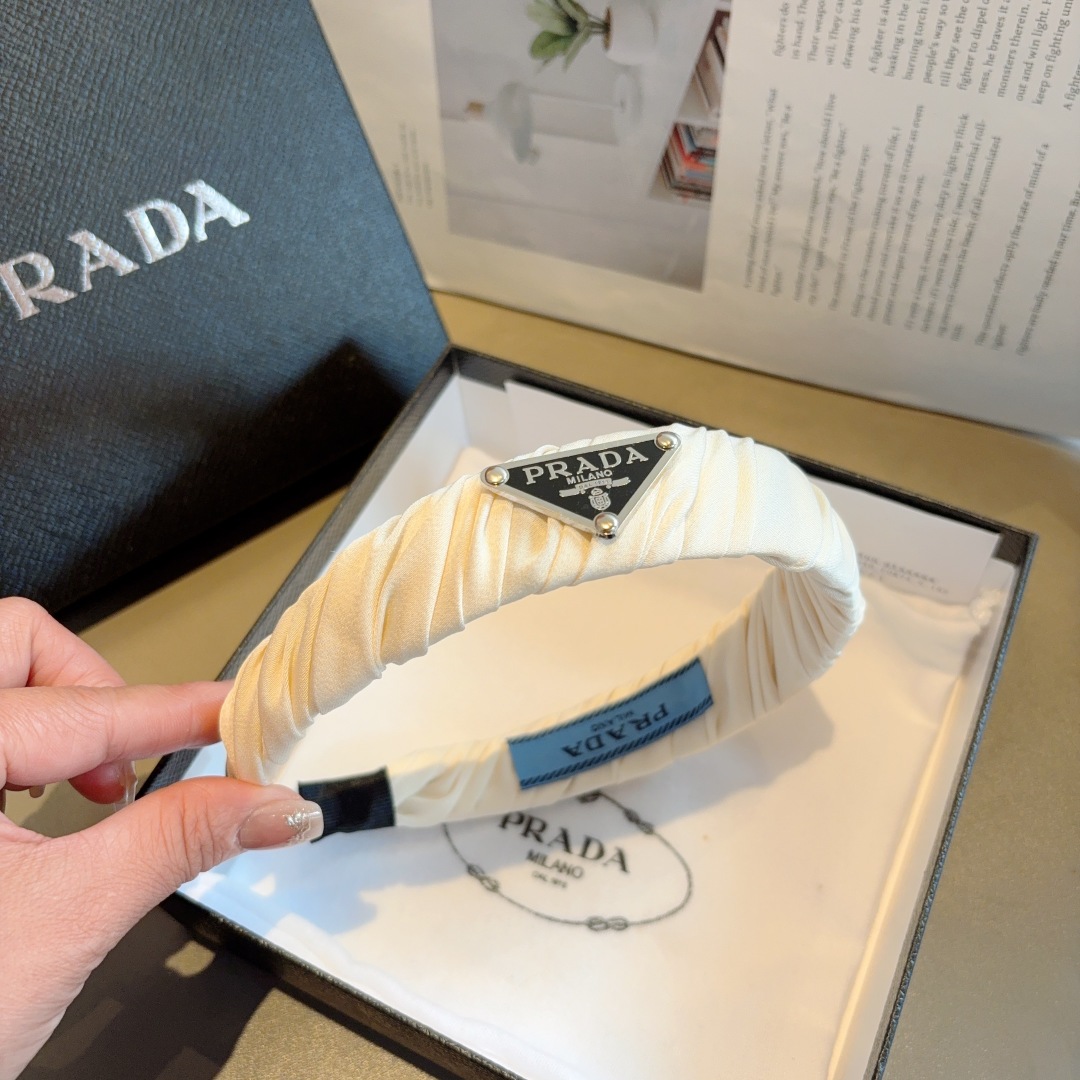 配包装
PRADA （普拉达）新款潮流字母发箍。气质女神必备单品，非常百搭，时尚潮流， 戴上它满满的高大
