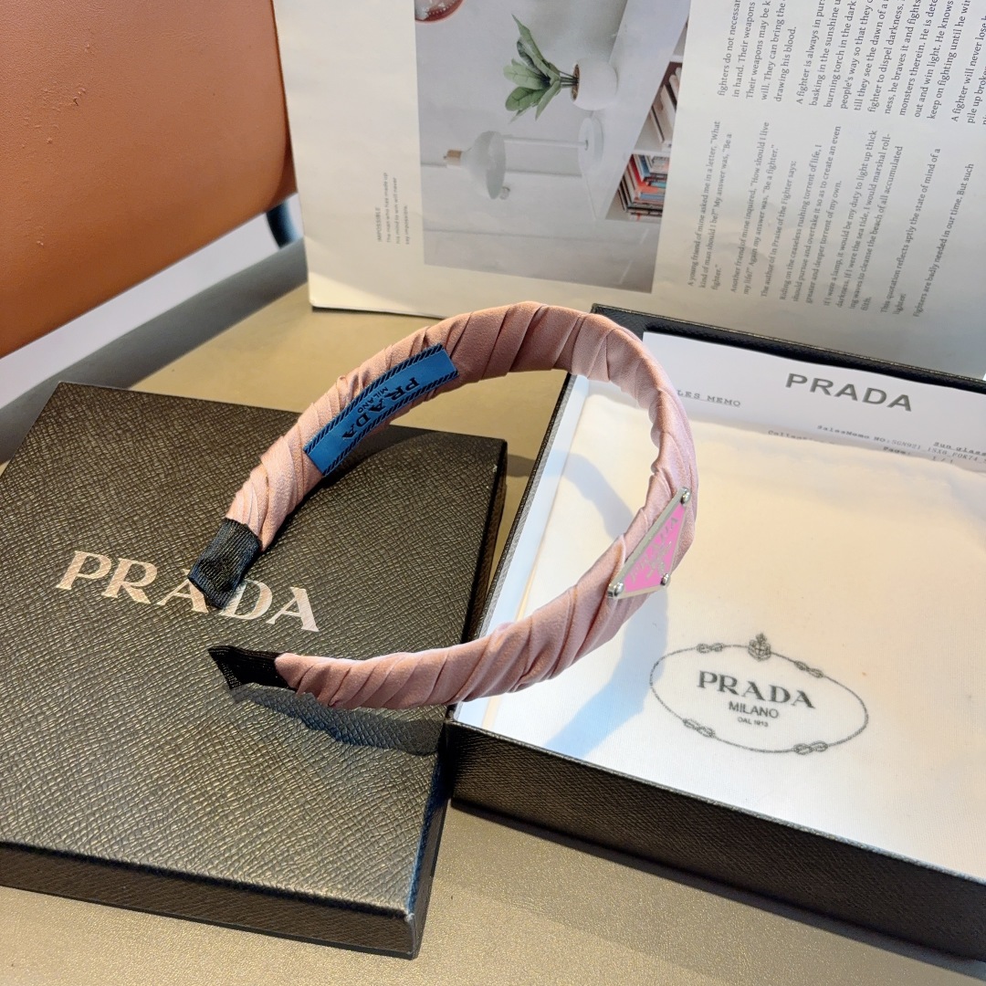 配包装
PRADA （普拉达）新款潮流字母发箍。气质女神必备单品，非常百搭，时尚潮流， 戴上它满满的高大
